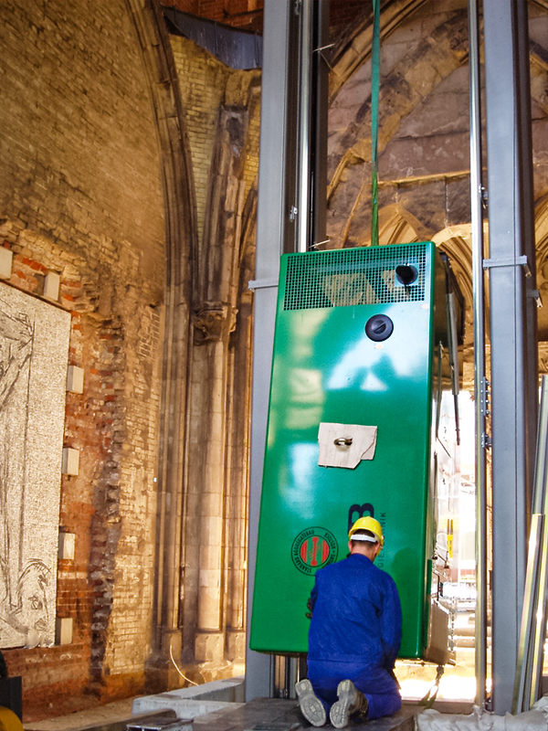 80 kVA schallgedämmtes Aggregat im wettergeschützten Umbaugehäuse. Aufstellung über den Fahrstuhlschacht auf der oberen Plattform der Nikolaikirche in Hamburg.